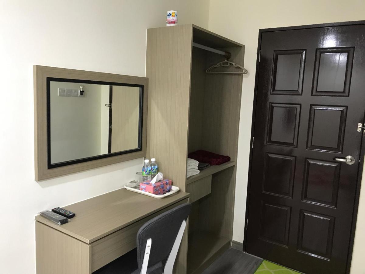 Oyo 90506 Z Stay Inn Hotel Simpang Renggam Dış mekan fotoğraf
